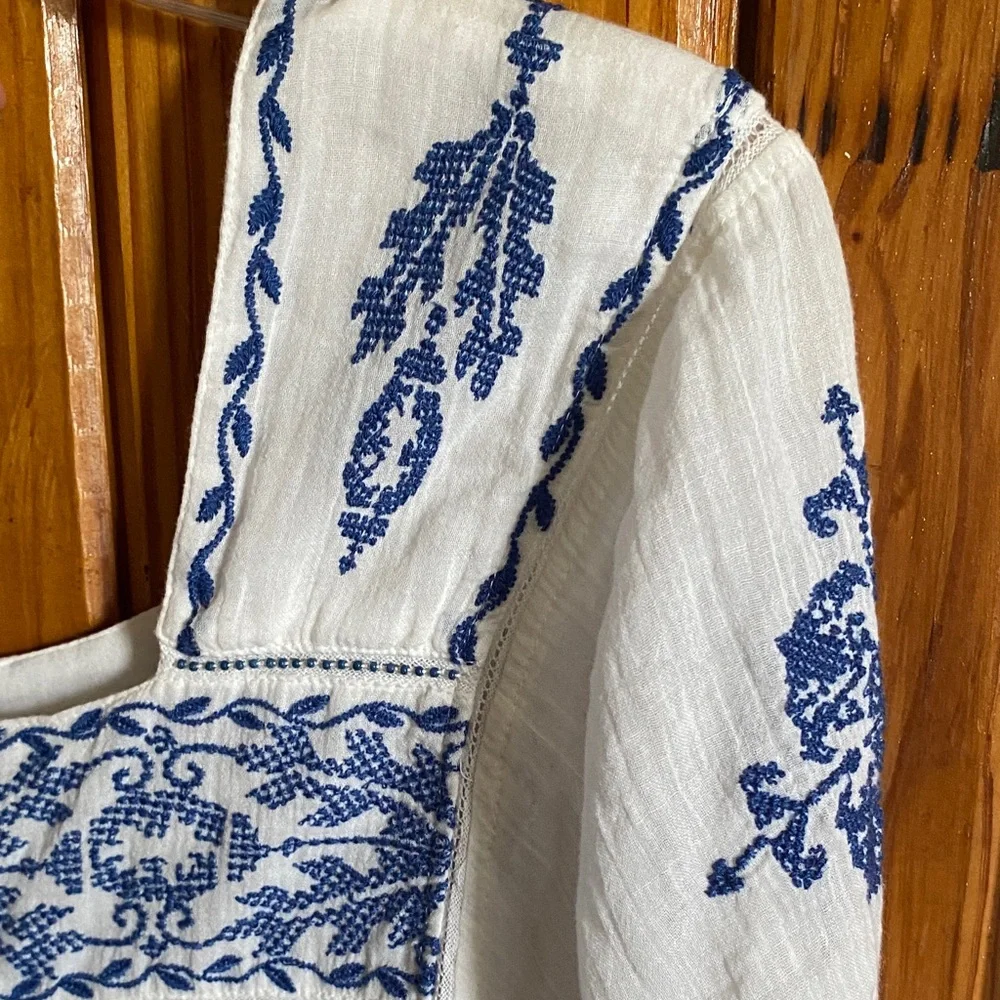 Lucky Brand Linen Cream and Navy Embroidered Folk Peasant Top - Picture 6 of 7